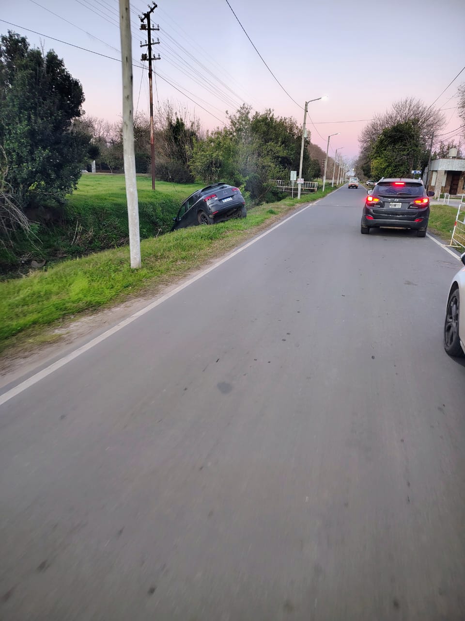 A plena luz del día, otro auto se cayó a la zanja en Funes y abre el debate de los motivos